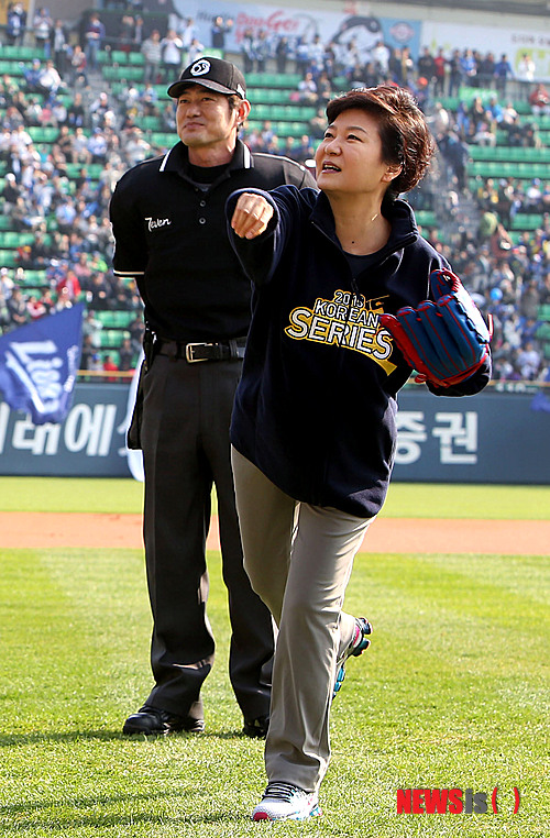 【서울=뉴시스】홍찬선 기자 = 박근혜 대통령이 27일 오후 서울 잠실야구장에서 열린 프로야구 한국시리즈 삼성 대 두산의 경기에 앞서 시구를 하고 있다. 2013.10.27. mania@newsis.com