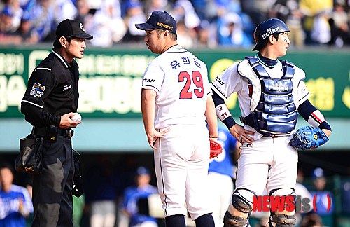 【서울=뉴시스】전신 기자 = 27일 오후 서울 잠실야구장에서 열린 2013 프로야구 한국시리즈 3차전 두산 베어스와 삼성 라이온즈의 경기에서 4회초 1사 만루 삼성 이지영의 희생플라이 때 3루주자 최형우가 홈에서 세이프되자 두산 선발 유희관이 허탈해하고 있다. 2013.10.27. photo1006@newsis.com