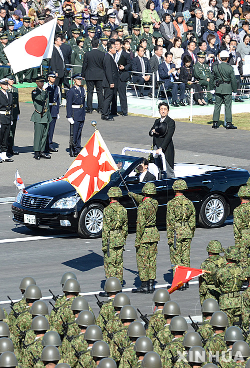 【서울=뉴시스】하도겸 박사의 ‘아시아 뒤집어 보기’ <1>&nbsp; 참선명상에서 ‘관조’는 눈앞에 벌어진 현상만을 보는데 있지 않다. 고통의 원인이 현상의 그늘에 숨겨진 욕심이나 화, 그리고 어리석음이라는 탐진치라는 세가지 번뇌에 있기 때문이다. 이 세가지는 꽤 심층에 감춰진 듯이 포장되어 있으나, 그것은 표층 바로 밑에 있을 뿐이니 이를 오해하거나 속아서는 안된다.&nbsp; 따라서 이러한 세가지 번뇌를 포장한 장막을 걷어내어 밝고 맑은 하늘에 드러내 보이면 비로서 바른 해결이 시작된다. 하지만 그 장막을 걷어내기 위해서는 장막이 쳐진 이유와 의도를 알아야 한다. 대체 뭘 숨기고 있고 숨기려고 하는지를 명확히 하는 것이 선행되어야 한다. 마음의 일도 이렇지만 세상일도 다르지 않다.&nbsp; 최근 일본의 ‘집단적 자위권 행사’가 우리나라 뿐만아니라 북한도 언급하는 한반도의 화두가 되고 있다. 일본은 자국 헌법에 대한 평화적인 해석을 통해 집단자위권을 갖고는 있지만 행사는 하지 않는다는 입장을 유지해왔다.&nbsp; 최근 친극우성향의 아베 정부는 헌법 해석변경을 통해 집단자위권을 적극적으로 추구할 방침이며 이와 관련해서 ‘적극적 평화주의’를 제창했다. 일본의 군국주의 망령의 부활과, 일본 자위대의 북한을 포함한 한반도 진출 등 아직 일어나지도 않고 일어날 수도 없는 시나리오는 일본으로부터 근대사의 깊은 상처를 입은 우리 국민의 의혹에 불을 짚었다.&nbsp; 최근 정부 고위관계자는 한반도와 한국의 주권과 관련된다면 우리의 동의가 반드시 필요하도록 미국 측에 요구했다고 한다. 사실상 용인이라는 해석에 국감장에서는 우리정부의 분명한 '반대'의사를 표해야 한다고 의견도 나왔다. 그러나 안타깝게도 미국 국무부도 지난 28일 밝힌 바와같이 일본 국민과 정부에 달려 있는 문제로 유엔헌장과 샌프란시스코 강화조약에서도 이미 적혀 있는 내용이다. 집단적 자위권이나 적극적 평화주의 등의 문제는 사실 한반도 보다는 중국을 대상으로 한 미국과 일본의 묘수이다.&nbsp; 그런데 중국도 반대를 못하고 있는 것을 보면 역시 자위권이란 일본의 고유권한이며 아직 아무 일도 벌어지지 않았음에도 중국이 시킨 것도 아닐텐데 마치 대신하는 듯 중국보다도 과민반응하고 있다. 따라서 미국 측에 우리의 동의를 전제해 달라는 외교부의 요구는 오히려 대담한 적극적이고 지혜로운 대응이다. 오히려 이렇게 우리가 과민반응하는 것 자체가 치욕스럽게도 일본의 노림수에 또 빠진 생쥐 꼴이 된다.&nbsp; 아베 정부의 ‘집단자위권 행사’ 운운의 목적은 우리의 심기를 건드려서라도 자신을 더 이상 무시하지 말아달라는 약한 자의 울부짐에 지나지 않는다. 지난 9일 동남아시아국가연합(ASEAN) 정상회의에서도 아베 일본 총리가 박근혜 대통령과의 정상회담을 구걸했다. ‘집단자위권 행사’나 ‘독도홍보영상 제작’ 등은 일본정부의 최후의 발악에 지나지 않는다. 이걸 뒤집어 보면, 이제 곧 우리 정부의 일본에 대한 단호한 외교가 성과를 보일 것으로 확신한다.&nbsp; 일본문제에 대해서는 김장수 청와대 국가안보실장과 외교부를 믿고 전국민적으로 신뢰를 가지고 협조해야 할 때이다. 최근 국방부 인사에서 대일 군사외교 담당인 권태환(52) 주일 한국대사관 국방 무관이 장군으로 진급한 것도 예외적으로 지금까지 대령급 무관이 주재하던 일본에 대한 중요성 제고의 측면에서 이뤄진 것으로 해석된다. 향후 국방정보부대의 일본측 라인의 보강 등 대단위 후속조치가 기대되는 부분이다.&nbsp; 일본 연립여당 자민·공명당은 지난 22일 국가의 특정 주요 비밀을 누설한 공무원을 최대 10년 이하 징역형에 처할 수 있는 특정비밀보호법안에 합의했다. 국민의 알권리마저 침해하는 아베정부의 불통은 이미 도를 넘었다. 저울도 끝까지 기울어야 다시 올라온다. 센카쿠 열도의 상실이라는 영토문제의 비밀을 숨겨야하는 아베 정부는 보상심리로 독도라도 얻을려고 나설 것은 사실 뻔하다. 하지만 이제 대한민국은 1910년의 그 나라가 아니다. 이번일은 미국과 중국 사이에서 균형외교를 한 한국에 대한 미국의 불편한 마음을 이용해서 우리 여론을 움직이는 등 미완의 성공을 이뤘다.&nbsp; 하지만 우리에게 일본을 통해 경고 메시지를 전한 미국은 우리의 미사일 구매의사 표시와 차세대 주력기라는 선물에 만족하고 있다. 평화시의 국방정책과 실리 외교는 총성없는 냉혹한 전쟁이다. 물론 국가의 브랜드가치나 이미지도 중요하지만 안보보다 소중한 것은 없다. 국가안보를 위해서 동맹국 도청사건 등을 지금 얘기하는 것은 북핵문제와 일본견제 등으로 카드가 턱없이 모자른 우리 정부의 목을 죄는 국익에 반하는 결과를 초래할 수도 있다.&nbsp; 지난 4일 북한 노동신문이 “일본 반동들이 떠드는 적극적 평화주의 타령은 곧 뒤집어놓은 적극적인 해외침략론”이라며 맹비난한 의도가 만약 이 수까지 본 것일 수 있다는 생각은 왜 아직 못하는지 모르겠다. 다시 한번 국익과 국가 안녕앞에서는 여야를 떠난 전국민적인 단합이 요구되는 시기이다.&nbsp; 국립민속박물관 학예연구사 galmun@hanmail.net&nbsp; *이 글의 취지와 내용은 국립민속박물관과 무관합니다. 