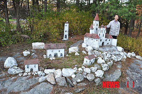 【뉴욕=뉴시스】노창현 특파원 = 국제PEN한국본부 미동부지역위원회 문인들이 26일 뉴욕주 폴링의 마운틴로렐 산장에서 제6회 PEN 산상문학제를 열었다. 미동부문인협회가 후원한 산상문학제에는 ‘목사 소설가’로 잘 알려진 이계선목사와 신재영시인, 박상희시인 최정자시인 김자원시인 정재옥수필가 임혜기소설가 등 40여명의 문인들이 ‘나의 삶 나의 문학’을 주제로 깊어가는 가을녘을 밝혔다. 산상문학제는 미 서부 문인들이 여름이면 해변문학제를 여는데 착안, 치과의사인 장석렬시인의 자택인 마운틴로렐 산장에서 매년 10월 열리고 있다. 장석렬시인이 정원에 있는 ‘잠자는 숲속의 공주’를 테마로 한 미니어처 성을 소개하고 있다. <사진=Newsroh.com 제공>&nbsp; robin@newsi.com 