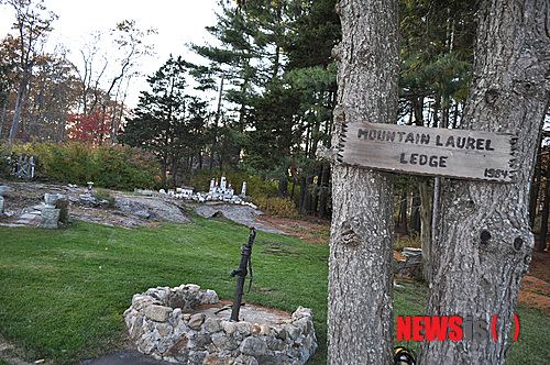 【뉴욕=뉴시스】노창현 특파원 = 국제PEN한국본부 미동부지역위원회 문인들이 26일 뉴욕주 폴링의 마운틴로렐 산장에서 제6회 PEN 산상문학제를 열었다. 미동부문인협회가 후원한 산상문학제에는 ‘목사 소설가’로 잘 알려진 이계선목사와 신재영시인, 박상희시인 최정자시인 김자원시인 정재옥수필가 임혜기소설가 등 40여명의 문인들이 ‘나의 삶 나의 문학’을 주제로 깊어가는 가을녘을 밝혔다. 산상문학제는 미 서부 문인들이 여름이면 해변문학제를 여는데 착안, 치과의사인 장석렬시인의 자택인 마운틴로렐 산장에서 매년 10월 열리고 있다. <사진=Newsroh.com 제공>&nbsp; robin@newsi.com 