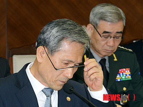 【서울=뉴시스】최동준 기자 = 28일 오전 서울 용산구 국방부에서 열린 국회 법제사법위원회 국방부 군사법원 국정감사에서 김관진 국방부 장관이 여군 대위 자살사건에 대해 답변 중 안경을 고쳐쓰고 있다. 김 장관 뒤로 권오성 육군참모총장. 2013.10.28. photocdj@newsis.com