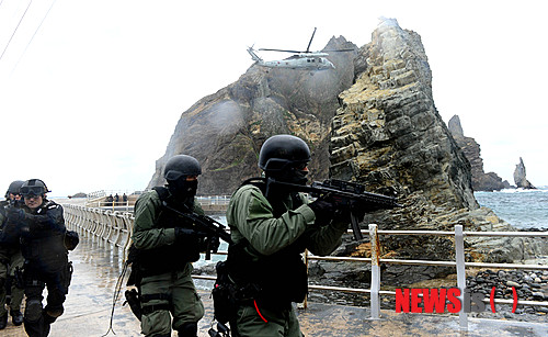 【독도=뉴시스】김경목 기자 = 지난 2013년 10월25일 해군 제1함대사령부 특전대대(UDT SEAL), 동해지방해양경찰청 특공대 대원들이 독도의 날을 맞아 독도에서 독도방어훈련을 하고 있다. (사진=해군 제1함대사령부 제공) 2019.08.25 photo@newsis.com 