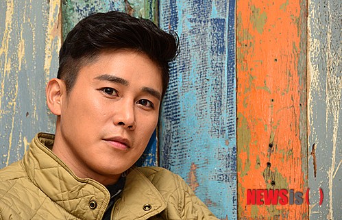 【서울=뉴시스】 고승민 기자 = 연극 '웃음의 대학'의 배우 정태우가 28일 오후 서울 종로구 동숭동 동숭아트센터에서 뉴시스와의 인터뷰에 앞서 포즈를 취하고 있다. 2013.10.28.&nbsp; kkssmm99@newsis.com