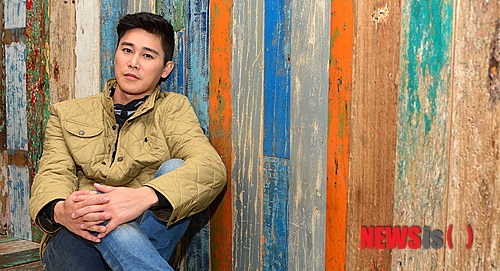 【서울=뉴시스】 고승민 기자 = 연극 '웃음의 대학'의 배우 정태우가 28일 오후 서울 종로구 동숭동 동숭아트센터에서 뉴시스와의 인터뷰에 앞서 포즈를 취하고 있다. 2013.10.28.&nbsp; kkssmm99@newsis.com