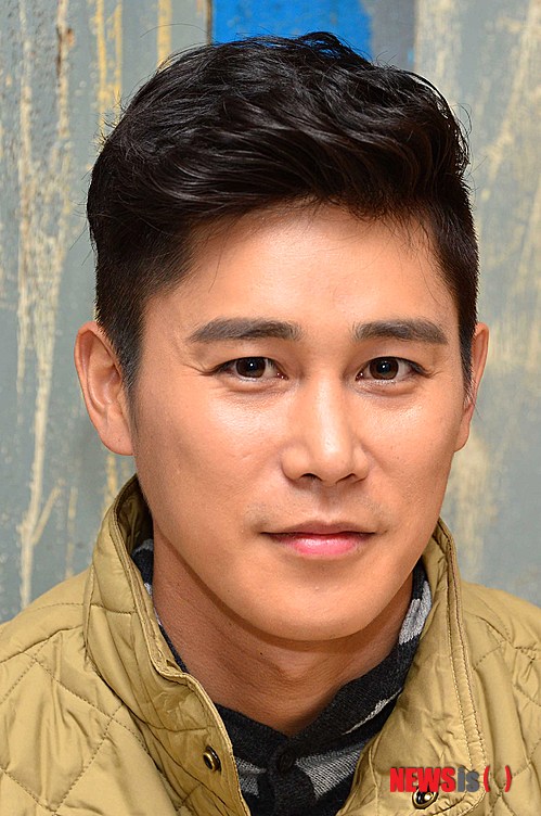 【서울=뉴시스】 고승민 기자 = 연극 '웃음의 대학'의 배우 정태우가 28일 오후 서울 종로구 동숭동 동숭아트센터에서 뉴시스와의 인터뷰에 앞서 포즈를 취하고 있다. 2013.10.28.&nbsp; kkssmm99@newsis.com