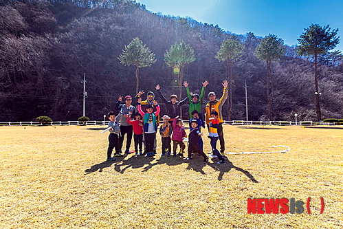 【서울=뉴시스】유상우 기자 = MBC TV 예능프로그램 ‘일밤-아빠! 어디가?’와 드라마 ‘골든타임’이 25일 베트남 하노이에서 열린 2013 아시아태평양방송연맹(ABU)상 시상식에서 예능 프로그램과 드라마 부문 최우수상(ABU상)을 받았다.&nbsp;&nbsp; MBC라디오 가정의달 특집 ‘우리가족’은 라디오 다큐멘터리 부문 우수상을 따냈다. ‘휴먼다큐멘터리 사랑- 해나의 기적’은 TV다큐멘터리 부문 결선에 올랐다.&nbsp; ABU상은 1964년 방송의 교육·문화 향상과 회원사 간의 영상문화 교류 및 우수 라디오·TV 프로그램 장려를 위해 제정됐다. 매년 10~11월 회원사 주최로 열리며 MBC는 1966년부터 정회원으로 활동하고 있다.&nbsp; swryu@newsis.com 