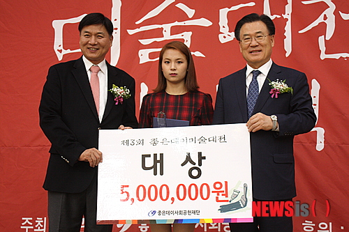 【부산=뉴시스】제갈수만 기자 = 29일 무학 대강당에서 열린 제3회 좋은데이 미술대전에서 김소희(경남대 4)씨의 출품작 ‘상황’이 대상을 수상했다. 사진 왼족부터 좋은데이 사회공헌재단 최재호 이사장, 대상 수상자 경남대 김소희, 경남도교육청 고영진 교육감 이다. 2013.10.29. (사진=무학 제공) photo@newsis.com