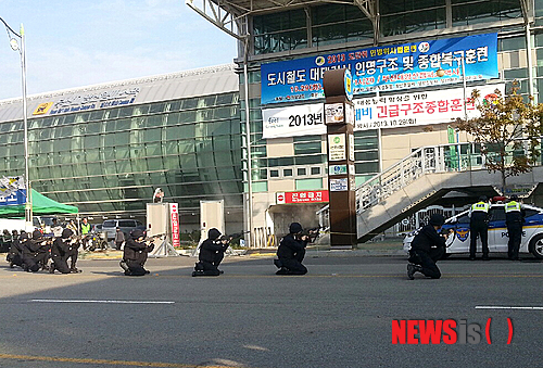 [양산=뉴시스] 부산대양산캠퍼스역에서 도 단위 민방위 시범훈련을 하고 있다. (사진=뉴시스 DB). photo@newsis.com