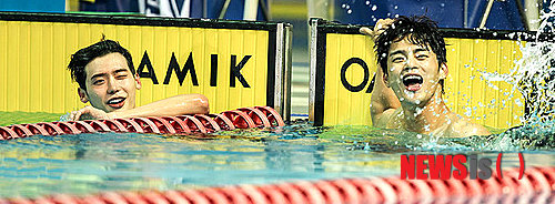 【서울=뉴시스】김정환 기자 = 영화를 보기 전까지만 해도 요즘 한창 각광 받는 20대 핫스타들의 이미지를 팔고, 그들의 인기에 묻어가는 그저 그런 영화라고 생각했다. 그런데, 물건도 이런 물건이 없다. 여기저기, 이곳저곳에서 수시로 터지는 웃음 폭탄부터 가슴을 찡하게 하기도 하고 포근하게 감싸주기도 하는 감동 물결, 해묵은 체증을 내려주는 속시원함에 새로운 에너지를 갖게 할 정도의 쾌감 충전까지 그야말로 만족 종합선물세트다. 30일 개봉한 이종석(24) 서인국(26) 유리(24)의 스포츠 휴먼 드라마 ‘노브레싱’ 이야기다. 실력, 외모, 집안 등 모든 것을 갖춘 엄친아로 올림픽 금메달이 유력한 국민 마린보이 ‘우상’(이종석)은 해외 대회 참가 중 폭력사건을 일으켜 수영 국가대표 자격을 박탈당한다. 복귀를 노리는 우상은 명문 대한체고에 편입해 훈련하며 여론이 잠잠해지기를 기다리기로 한다. 같은 시기 또 다른 수영선수가 대한체고에 편입한다. 초등학교 시절 수영 천재로 불렸으나 어느 순간 사라졌던 ‘원일’(서인국)이다. 부모를 모두 여읜 원일은 수영선수였던 아버지의 코치이자 동료인 ‘재석’(박철민)의 종용으로 억지로 수영을 다시 시작한다. 우상과 원일은 어린 시절 라이벌 사이였다. 아니, 원일이 우위에 있었다. 그러나 원일이 물을 떠난 7년여 사이 우상은 쉬지 않고 물과 싸워 국내 1인자가 돼 있었고 원일은 어떤 이유에서인지 물을 기피하고 있었다. ‘노브레싱’은 수영을 소재로 젊은이들의 꿈과 도전, 우정과 사랑을 그린다. 수영이 소재이다 보니 일단 그림이 좋다. 국내 실내외 수영장과 필리핀 디바오 로케이션 현장에서 주연 이종석, 서인국은 물론 대한체고 수영부원으로 나오는 조연 신민철, 김재영까지 상반신을 거침없이 드러낸다. 깡마른 것으로 여겨졌던 이종석이 근육질까지는 아니지만 탄탄하고 매끈한 몸매를 가졌다는 사실을 발견한 것이나 서인국의 등근육이 명품이라 부를 정도라는 것을 알게 된 것은 이 영화의 또 다른 수확이다. 하지만 이종석과 서인국의 ‘몸’에만 정신을 파는 것은 영화를 반도 안 보는 것이다. 그 동안 SBS TV 드라마 ‘시크릿가든’(2010), MBC TV 시트콤 ‘하이킥! 짧은 다리의 역습’(2011), 영화 ‘R2B: 리턴투베이스’(2012), ‘코리아’(2012), KBS 2TV 드라마 ‘학교2013’(2012), SBS TV 드라마 ‘너의 목소리가 들려’(2013), 영화 ‘관상’(2013) 등을 거치며 연기력을 검증 받은 이종석은 신뢰를 저버리지 않았다. 가수 출신이지만 KBS 2TV 드라마 ‘사랑비’로 연기를 시작해 tvN 드라마 ‘응답하라 1997’(2012), MBC TV 드라마 ‘아들녀석들’(2012), SBS TV 드라마 ‘주군의 태양’ 등을 통해 연기자로 거듭난 서인국은 연기를 이렇게 잘하나 싶을 정도로 능글능글한 코믹 연기부터 관객의 눈물샘을 자극하는 감정 연기까지 자유자재로 펼쳐 보인다. 우상과 원일의 사랑을 동시에 받는 가수 지망생 ‘정은’으로 스크린 데뷔한 유리는 수영복 신이 전혀 없지만 신나는 노래와 상큼발랄한 외모로 남성 팬들의 아쉬움을 달래준다. 특히 털털하고 시원시원한 성격의 정은은 새침해 보이는 유리의 평소 이미지나 SBS TV 드라마 ‘패션왕’(2012)의 ‘최안나’의 어두운 분위기와는 전혀 달라 유리의 자연스러운 연기에 감탄하는 동시에 새로운 재미까지 느끼게 한다. 여기에 서민적 코믹 연기의 달인 박철민(46)과 많은 TV드라마에서의 ‘멋있는’ 역할에서 벗어나 맛깔 나는 감초 연기에 도전한 ‘장 코치’ 박정철(37)의 콤비 플레이는 영화의 재미를 한껏 높여준다. 그러나 무엇보다 이 영화는 스포츠 영화다. 다행히도 ‘노브레싱’의 시나리오 집필과 연출을 모두 책임진 신예 조용선 감독은 스포츠 영화가 무엇을 보여줘야 하는지에 충실하다. 2009년 849만 관객을 모은 하정우(35)의 ‘국가대표’(감독 김용화)가 하늘을 나는 스키 점프를 통해 벅찬 감동을 줬다면 ‘노브레싱’은 우상과 원일, 이종석과 서인국이 시원스럽게 가르는 물살을 통해 울컥하고 치밀어 오르는 희열을 느끼게 한다. 우상과 원일이 각기 아들의 성취만을 다그치는 ‘아버지’(선우재덕)와 아들보다 수영을 선택한 ‘아버지’와의 갈등과 대립을 끝내고 이뤄내는 화해와 포용을 통해 가족애를 다시 한 번 생각하는 기회다. 일부 영화전문가는 이 영화가 ‘너무 오글거린다’며 부정적인 평가를 내리기도 한다. 그러나 어차피 세상은 심각하고 처절한 데다 그런 영화들로 차고 넘치지 않나. 가끔은 누구나 소년, 소녀로 돌아가 함께 울고 웃는 것도 좋을 것이다. 118분, 15세 이상 관람가. ace@newsis.com