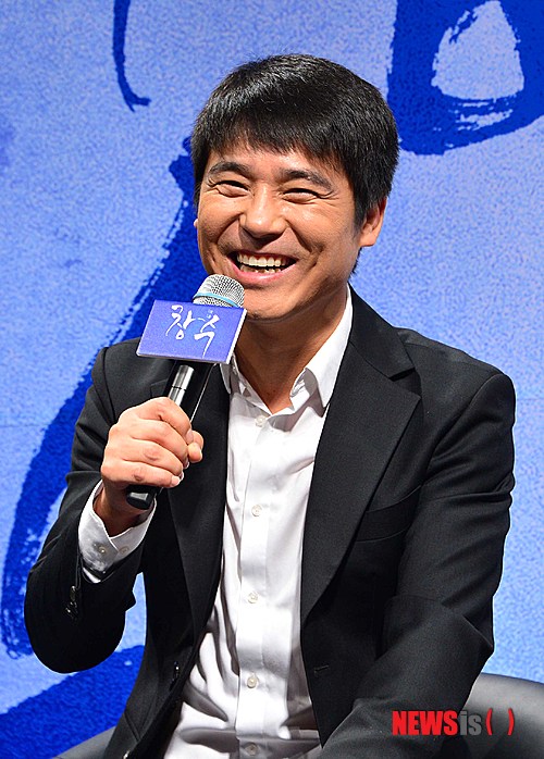 【서울=뉴시스】 고승민 기자 = 배우 임창정이 30일 오전 서울 강남구 신사동 압구정 CGV에서 열린 영화 '창수' 제작보고회에서 사회자의 질문에 답하며 웃고 있다. 영화 '창수'는 내일이 없는 징역살이 대행업자 창수(임창정)가 함께 살고 싶은 여자를 만난 뒤 시작되는 비극을 그린 영화로 내달 28일 개봉한다. 2013.10.30.&nbsp; kkssmm99@newsis.com