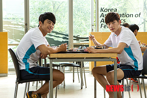 【서울=뉴시스】김정환 기자 = 영화를 보기 전까지만 해도 요즘 한창 각광 받는 20대 핫스타들의 이미지를 팔고, 그들의 인기에 묻어가는 그저 그런 영화라고 생각했다. 그런데, 물건도 이런 물건이 없다. 여기저기, 이곳저곳에서 수시로 터지는 웃음 폭탄부터 가슴을 찡하게 하기도 하고 포근하게 감싸주기도 하는 감동 물결, 해묵은 체증을 내려주는 속시원함에 새로운 에너지를 갖게 할 정도의 쾌감 충전까지 그야말로 만족 종합선물세트다. 30일 개봉한 이종석(24) 서인국(26) 유리(24)의 스포츠 휴먼 드라마 ‘노브레싱’ 이야기다. 실력, 외모, 집안 등 모든 것을 갖춘 엄친아로 올림픽 금메달이 유력한 국민 마린보이 ‘우상’(이종석)은 해외 대회 참가 중 폭력사건을 일으켜 수영 국가대표 자격을 박탈당한다. 복귀를 노리는 우상은 명문 대한체고에 편입해 훈련하며 여론이 잠잠해지기를 기다리기로 한다. 같은 시기 또 다른 수영선수가 대한체고에 편입한다. 초등학교 시절 수영 천재로 불렸으나 어느 순간 사라졌던 ‘원일’(서인국)이다. 부모를 모두 여읜 원일은 수영선수였던 아버지의 코치이자 동료인 ‘재석’(박철민)의 종용으로 억지로 수영을 다시 시작한다. 우상과 원일은 어린 시절 라이벌 사이였다. 아니, 원일이 우위에 있었다. 그러나 원일이 물을 떠난 7년여 사이 우상은 쉬지 않고 물과 싸워 국내 1인자가 돼 있었고 원일은 어떤 이유에서인지 물을 기피하고 있었다. ‘노브레싱’은 수영을 소재로 젊은이들의 꿈과 도전, 우정과 사랑을 그린다. 수영이 소재이다 보니 일단 그림이 좋다. 국내 실내외 수영장과 필리핀 디바오 로케이션 현장에서 주연 이종석, 서인국은 물론 대한체고 수영부원으로 나오는 조연 신민철, 김재영까지 상반신을 거침없이 드러낸다. 깡마른 것으로 여겨졌던 이종석이 근육질까지는 아니지만 탄탄하고 매끈한 몸매를 가졌다는 사실을 발견한 것이나 서인국의 등근육이 명품이라 부를 정도라는 것을 알게 된 것은 이 영화의 또 다른 수확이다. 하지만 이종석과 서인국의 ‘몸’에만 정신을 파는 것은 영화를 반도 안 보는 것이다. 그 동안 SBS TV 드라마 ‘시크릿가든’(2010), MBC TV 시트콤 ‘하이킥! 짧은 다리의 역습’(2011), 영화 ‘R2B: 리턴투베이스’(2012), ‘코리아’(2012), KBS 2TV 드라마 ‘학교2013’(2012), SBS TV 드라마 ‘너의 목소리가 들려’(2013), 영화 ‘관상’(2013) 등을 거치며 연기력을 검증 받은 이종석은 신뢰를 저버리지 않았다. 가수 출신이지만 KBS 2TV 드라마 ‘사랑비’로 연기를 시작해 tvN 드라마 ‘응답하라 1997’(2012), MBC TV 드라마 ‘아들녀석들’(2012), SBS TV 드라마 ‘주군의 태양’ 등을 통해 연기자로 거듭난 서인국은 연기를 이렇게 잘하나 싶을 정도로 능글능글한 코믹 연기부터 관객의 눈물샘을 자극하는 감정 연기까지 자유자재로 펼쳐 보인다. 우상과 원일의 사랑을 동시에 받는 가수 지망생 ‘정은’으로 스크린 데뷔한 유리는 수영복 신이 전혀 없지만 신나는 노래와 상큼발랄한 외모로 남성 팬들의 아쉬움을 달래준다. 특히 털털하고 시원시원한 성격의 정은은 새침해 보이는 유리의 평소 이미지나 SBS TV 드라마 ‘패션왕’(2012)의 ‘최안나’의 어두운 분위기와는 전혀 달라 유리의 자연스러운 연기에 감탄하는 동시에 새로운 재미까지 느끼게 한다. 여기에 서민적 코믹 연기의 달인 박철민(46)과 많은 TV드라마에서의 ‘멋있는’ 역할에서 벗어나 맛깔 나는 감초 연기에 도전한 ‘장 코치’ 박정철(37)의 콤비 플레이는 영화의 재미를 한껏 높여준다. 그러나 무엇보다 이 영화는 스포츠 영화다. 다행히도 ‘노브레싱’의 시나리오 집필과 연출을 모두 책임진 신예 조용선 감독은 스포츠 영화가 무엇을 보여줘야 하는지에 충실하다. 2009년 849만 관객을 모은 하정우(35)의 ‘국가대표’(감독 김용화)가 하늘을 나는 스키 점프를 통해 벅찬 감동을 줬다면 ‘노브레싱’은 우상과 원일, 이종석과 서인국이 시원스럽게 가르는 물살을 통해 울컥하고 치밀어 오르는 희열을 느끼게 한다. 우상과 원일이 각기 아들의 성취만을 다그치는 ‘아버지’(선우재덕)와 아들보다 수영을 선택한 ‘아버지’와의 갈등과 대립을 끝내고 이뤄내는 화해와 포용을 통해 가족애를 다시 한 번 생각하는 기회다. 일부 영화전문가는 이 영화가 ‘너무 오글거린다’며 부정적인 평가를 내리기도 한다. 그러나 어차피 세상은 심각하고 처절한 데다 그런 영화들로 차고 넘치지 않나. 가끔은 누구나 소년, 소녀로 돌아가 함께 울고 웃는 것도 좋을 것이다. 118분, 15세 이상 관람가. ace@newsis.com