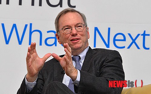 【서울=뉴시스】 고승민 기자 = 구글 에릭 슈미트 회장이 31일 서울 관악구 서울대학교 문화관에서 열린 '구글 에릭 슈미트와의 대화-다음을 준비하는 방법(How to prepare for what's next)'에서 강연을 하고 있다. 2013.10.31.&nbsp; kkssmm99@newsis.com