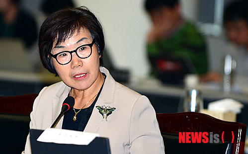 【무안=뉴시스】류형근 기자 = 31일 오후 전남 무안군 전남도청 왕인실에서 국회 국토교통위원회가 전남도청 국정감사를 벌이고 있는 가운데 이미경 의원이 질의를 하고 있다. 2013.10.31.&nbsp; hgryu77@newsis.com