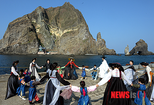 【독도=뉴시스】조성봉 기자 = 1일 오전 경북 울릉군 독도 선착장에서 열린 '독도사랑 이영희 한복 패션쇼'에서 한복을 입은 모델들이 강강술래를 하고 있다. 2013.11.01.&nbsp; suncho21@newsis.com 