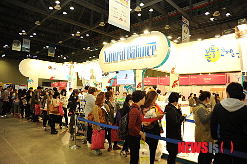 【서울=뉴시스】유희연 기자 = '2013 대한민국 펫산업 박람회(K-PET FAIR·케이펫페어)'가 경기 고양시 킨텍스(KINTEX) 2홀에서 1일 개막했다. 2013.11.01. (사진=사단법인 한국펫사료협회 제공) lovely_jh@newsis.com