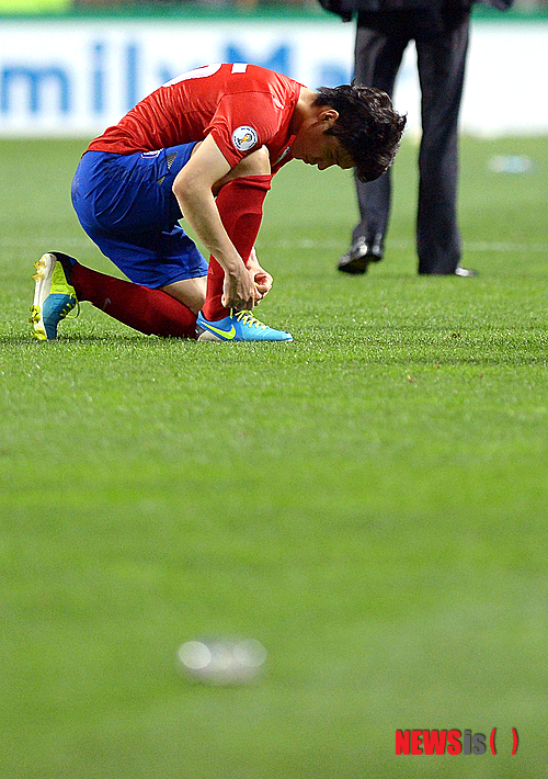 【서울=뉴시스】홍명보호(號)의 측면 수비 핵심 자원인 김창수(28·가시와 레이솔)가 소속팀 훈련 도중 발목 골절이라는 큰 부상을 입었다. 장기 공백이 불가피해 짐에 따라 15일과 19일 스위스·러시아와 평가전을 앞두고 있는 홍명보 감독의 고민이 깊어지게 됐다. 사진은 지난 6월19일 이란과의 2014브라질월드컵 최종예선 최종전에 나섰던 김창수의 모습. (사진=뉴시스DB) 2013.6.19.