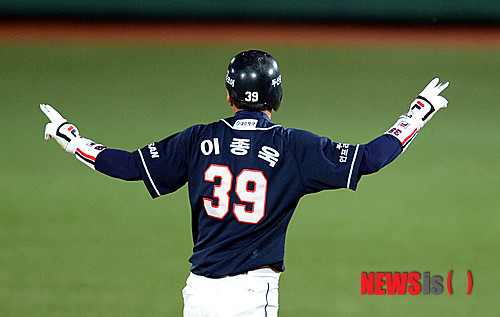 【대구=뉴시스】고범준 기자 = 1일 오후 대구시민운동장 야구장에서 열린 2013 프로야구 한국시리즈 7차전 삼성 라이온즈와 두산 베어스의 경기에서 1회초 무사 두산 이종욱이 우익수 오른쪽 2루타를 치고 타구 방향을 바라보고 있다. 2013.11.01.&nbsp; bjko@newsis.com