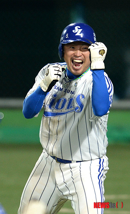 【대구=뉴시스】고범준 기자 = 1일 오후 대구시민운동장 야구장에서 열린 2013 프로야구 한국시리즈 7차전 삼성 라이온즈와 두산 베어스의 경기에서 6회말 1사 만루 삼성 최형우의 3루수 앞 땅볼 때 박한이가 두산 수비 실책으로 홈인에 성공하고 있다. 2013.11.01. bjko@newsis.com