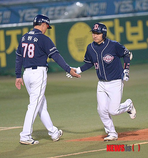 【대구=뉴시스】김인철 기자 = 1일 오후 대구야구장에서 열린 2013 프로야구 한국시리즈 7차전 두산 베어스와 삼성 라이온즈의 경기에서 7회초 1사 상황 두산 손시헌이 좌월 솔로 홈런을 날리고 그라운드를 돌고 있다. 2013.11.01.&nbsp; yatoya@newsis.com