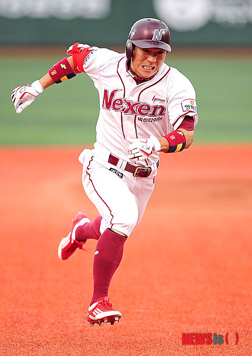 【서울=뉴시스】넥센 히어로즈 정수성(35)이 17년간의 현역생활을 마치고 넥센 2군 주루코치로 지도자 생활을 시작한다. 사진은 지난해 6월28일 목동 두산전에서의 정수성의 모습. (사진 = 뉴시스 DB)