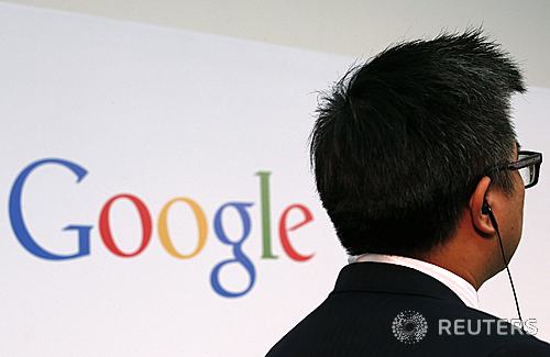【홍콩=로이터/뉴시스】지난 4일 자료사진으로 홍콩 남성이 홍콩중문대학교에서 열린 구글 최고경영자 에릭 슈미트의 ‘세계적으로 영향력 있는 젊은 기업가와 새로운 디지털 시대’ 간담회 전 구글 로고 앞에서 서 있다. 구글이 다양한 자사 온라인 서비스에서 사용자 개인정보를 수집한 관행은 네덜란드 사생활보호법을 위반했다고 네덜란드 개인정보보호 감시기구가 7달 간에 걸친 조사를 마친 28일(현지시간) 밝혔다. 2013.11.29 