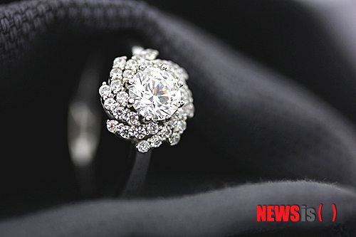 【서울=뉴시스】유희연 기자 = 결혼예물 순위에서 부동의 1위를 차지하고 있는 '다이아반지'. 5일 우나주얼리 측에 따르면 다이아몬드는 높은 가치를 인정받는 만큼 가격대가 높게 책정돼 있어 믿을만한 곳에서 안전하게 구매하는 것이 가장 중요하다. 2013.11.05. (사진=우나주얼리 제공)&nbsp; lovely_jh@newsis.com