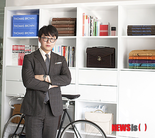 【서울=뉴시스】황민철 토마스브라운 대표(31)가 지난달 30일 진행된 뉴시스와의 인터뷰에 앞서 서울 역삼동 사무실에서 포즈를 취하고 있다.(사진=토마스브라운 제공)
