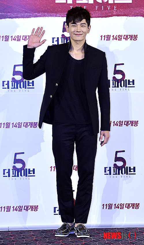 【서울=뉴시스】최동준 기자 = 5일 오후 서울 왕십리CGV에서 열린 영화 '더 파이브' 시사회에서 배우 온주완이 포즈를 취하고 있다. 2013.11.05.&nbsp; photocdj@newsis.com