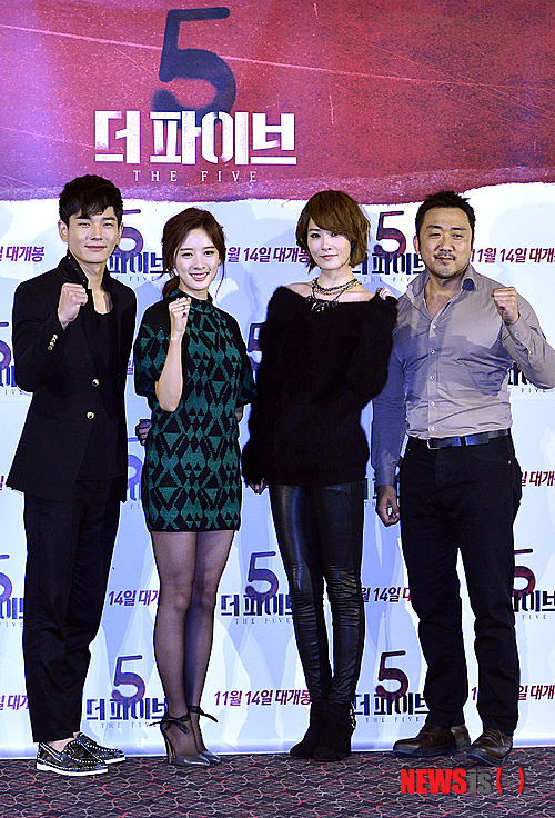 【서울=뉴시스】최동준 기자 = 5일 오후 서울 왕십리CGV에서 열린 영화 '더 파이브' 시사회에서 배우들이 포즈를 취하고 있다. 왼쪽부터 배우 온주완, 이청아, 김선아, 마동석. 2013.11.05.&nbsp; photocdj@newsis.com