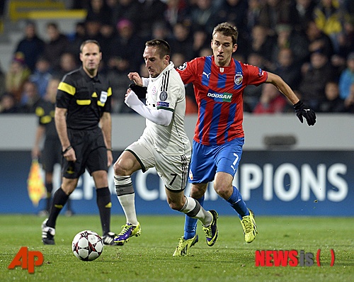 【플젠=AP/뉴시스】'분데스리가의 지존' 프랭크 리베리(가운데)가 지난해 11월6일(한국시간) 체코 플젠에서 열린 소속팀 바이에른 뮌헨과 빅토리아 플젠의 UEFA 챔피언스리그 조별 리그 경기에서 덩치 큰 상대 선수를 따돌리고 적진으로 돌진하고 있다.&nbsp; 