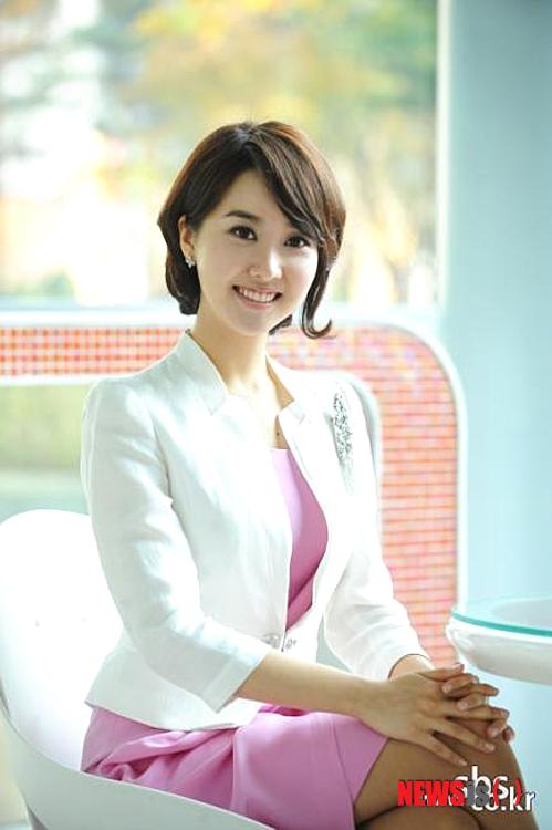 【서울=뉴시스】박영주 기자 = 축구스타 박지성(32·에인트호번)의 애인인 김민지(28) SBS 아나운서가 ‘짝’의 내레이터가 됐다.&nbsp; SBS는 “성우 김세원씨가 개인 사정으로 2주간 자리를 비우게 돼 김민지 아나운서가 대신 내레이션 녹음을 맡게 됐다. 6일부터 2주 동안 김민지 아나운서가 목소리로 참여하게 됐다”고 밝혔다.&nbsp; 김 아나운서는 ‘짝’ 61기 1부 더빙을 마쳤다. “김세원 성우가 워낙 짝을 대표하는 목소리다 보니 긴장이 많이 됐고 부담스럽기도 했지만, 남녀의 감정과 스토리를 잘 전하기 위해 최선을 다했다”고 말했다.&nbsp; gogogirl@newsis.com