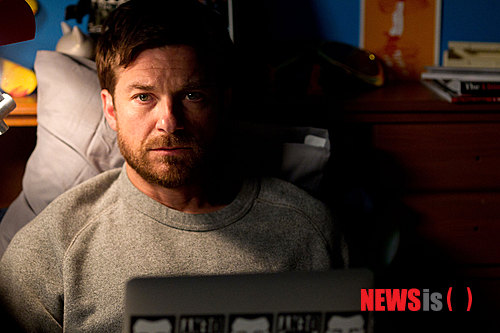 【서울=뉴시스】김태은 문화전문기자 = 인터넷이 존재하지 않는 것을 상상도 할 수 없는 시대가 됐다. 그런 점에서 사이버범죄로 고통받는 사람들을 다룬 ‘디스커넥트’(감독 헨리 알렉스 루빈)는 누구나 무작위로 범죄의 대상이 될 수 있다는 점에서 공감의 여지가 무척 크다. 세계 수위의 IT강국인 한국 관객들에게 더욱 큰 공포로 다가올 수 있는 소재다.&nbsp; tekim@newsis.com