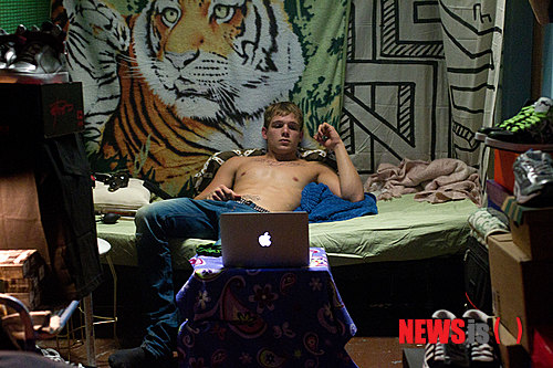 【서울=뉴시스】김태은 문화전문기자 = 인터넷이 존재하지 않는 것을 상상도 할 수 없는 시대가 됐다. 그런 점에서 사이버범죄로 고통받는 사람들을 다룬 ‘디스커넥트’(감독 헨리 알렉스 루빈)는 누구나 무작위로 범죄의 대상이 될 수 있다는 점에서 공감의 여지가 무척 크다. 세계 수위의 IT강국인 한국 관객들에게 더욱 큰 공포로 다가올 수 있는 소재다.&nbsp; tekim@newsis.com