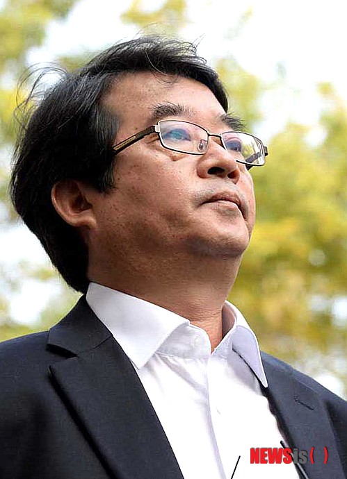 【전주=뉴시스】신동석 기자 = 공직선거법 위반 혐의로 불구속 기소 된 안도현 시인에 대한 선고공판이 7일 전주지법에서 열린 가운데 재판부가 안 시인에게 일부 유죄 판결을 내렸다. 법정에 나온 안 시인이 취재진들의 질문에 앞서 잠시 눈을 감고 생각하고 있다. 2013.11.07 sds4968@newsis.com
