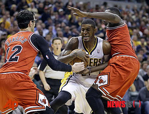 【인디애나폴리스=AP/뉴시스】인디애나 페이서스의 폴 조지(사진 가운데)가 7일(한국시간) 미국 인디애나주 인디애나폴리스의 뱅커스 라이프 필드하우스에서 열린 2013~2014 미국프로농구(NBA) 시카고 불스와의 경기에서 몸싸움을 벌이고 있다.