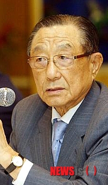 【서울=뉴시스】박영주 기자 = 영화 배급·제작자인 곽정환(83) 서울극장 회장이 8일 오전 0시께 숙환으로 별세했다.&nbsp; 영화배우 고은아(67)의 남편인 곽 회장은 1964년 합동영화사를 설립해 '청춘극장' '어머니' '사람의 아들' 등 300여편을 제작했다.&nbsp; 서울극장을 운영하며 멀티플렉스 영화관이 생기기 전인 2000년대 초반까지 영화 배급계의 큰손으로 활약했다.&nbsp; 서울대병원 장례식장 1호, 발인 11일 오전 8시.&nbsp; gogogirl@newsis.com 