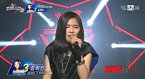 【서울=뉴시스】이재훈 기자 = 송희진(18)이 엠넷 '슈퍼스타K 5' 톱2 문턱에서 고배를 마셨다.&nbsp; 8일 밤 서울 회기동 경희대 평화의전당에서 열린 '슈스케5' 준결승에서 박시환(26)과 박재정(18)에 밀려 탈락했다.&nbsp; 송희진은 이날 톱3 중 심사위원들의 호평을 가장 많이 받았다. 박미경(48)의 '이유 같지 않은 이유'를 부른 1라운드 '연도별 리메이크 미션'에서 심사위원 최고점을 받아 2라운드 '라이벌 토너먼트'에 부전승으로 진출했다.&nbsp; 박재정과 함께 미국 R&B가수 에릭 베넷(48)의 '스틸 위드 유(Still with you)'를 부른 '라이벌 토너먼트'에도 승리를 따냈다.&nbsp;&nbsp; 그러나 대국민 문자투표와 사전 온라인 투표에서 박시환과 박재정에게 뒤지며 '슈스케5' 무대에서 내려왔다.&nbsp; 이에 따라 '슈스케5' 결승은 지난해 '슈스케4' 결승에서 경합한 로이킴(20)과 정준영(24)처럼 남남 대결로 압축됐다.&nbsp; '슈스케5' 결승은 15일 밤 11시에 치러진다.&nbsp;&nbsp; realpaper7@newsis.com&nbsp; 