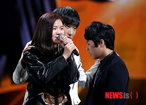 【서울=뉴시스】이재훈 기자 = 송희진(18)이 엠넷 '슈퍼스타K 5' 톱2 문턱에서 고배를 마셨다.&nbsp; 8일 밤 서울 회기동 경희대 평화의전당에서 열린 '슈스케5' 준결승에서 박시환(26)과 박재정(18)에 밀려 탈락했다.&nbsp; 송희진은 이날 톱3 중 심사위원들의 호평을 가장 많이 받았다. 박미경(48)의 '이유 같지 않은 이유'를 부른 1라운드 '연도별 리메이크 미션'에서 심사위원 최고점을 받아 2라운드 '라이벌 토너먼트'에 부전승으로 진출했다.&nbsp; 박재정과 함께 미국 R&B가수 에릭 베넷(48)의 '스틸 위드 유(Still with you)'를 부른 '라이벌 토너먼트'에도 승리를 따냈다.&nbsp;&nbsp; 그러나 대국민 문자투표와 사전 온라인 투표에서 박시환과 박재정에게 뒤지며 '슈스케5' 무대에서 내려왔다.&nbsp; 이에 따라 '슈스케5' 결승은 지난해 '슈스케4' 결승에서 경합한 로이킴(20)과 정준영(24)처럼 남남 대결로 압축됐다.&nbsp; 송희진은 "지금까지는 아마추어였지만 이제는 프로 가수로, 참가자 송희진이 아닌 가수 송희진으로 거듭나는 것이 목표이고 심사위원 말씀대로 감동을 주는 가수가 되고 싶다"고 밝혔다.&nbsp; '슈스케5' 결승은 15일 밤 11시에 치러진다.&nbsp;&nbsp; realpaper7@newsis.com&nbsp; 