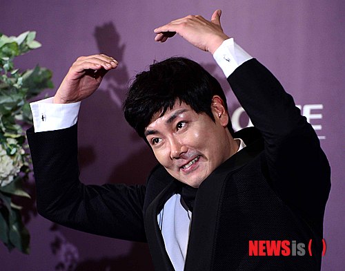 【서울=뉴시스】전신 기자 = 배우 조진웅이 9일 오후 서울 소공동 롯데호텔에서 결혼식 전 기자회견을 갖고 있다. 2013.11.09.&nbsp; photo1006@newsis.com