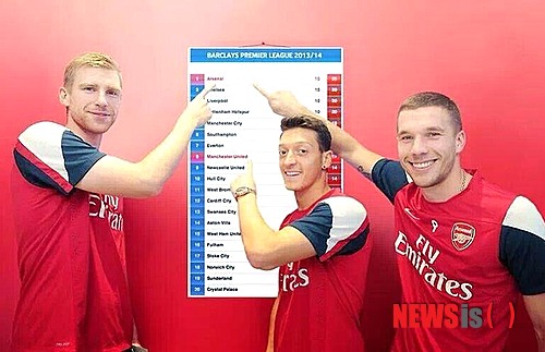 【서울=뉴시스】EPL 아스날의 미드필더 메수트 외질(가운데) 등이 맨체스터 유나이티드를 조롱하고 있다는 내용으로 트위터 등에 퍼지고 있는 합성사진.