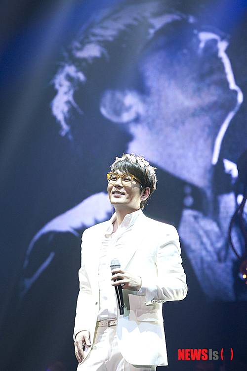 【서울=뉴시스】'2013 더 신승훈쇼-그레이트 웨이브'(도로시뮤직 제공)