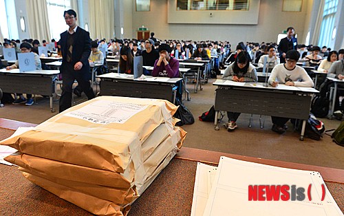 【서울=뉴시스】 고승민 기자 = 10일 오전 서울 종로구 성균관대학교에서 치러진 2014학년도 수시모집 일반학생전형 논술시험 시작 전 수험생들이 자리에 앉아 대기하고 있다. 2013.11.10.&nbsp; kkssmm99@newsis.com