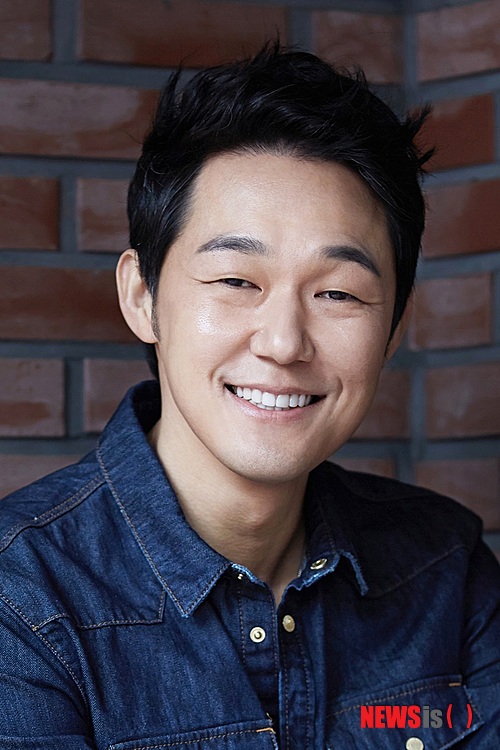 【서울=뉴시스】손정빈 기자 = 남서울예술종합학교 연기예술과 학과장인 탤런트 박성웅이 "연기예술과 학생들에게 실전 연기를 지도하겠다"고 밝혔다.&nbsp; 박성웅은 내년에 입학하는 연기학과 학생들에게 연기 지도뿐아니라 강도 높은 연기트레이닝을 통해 현장중심의 교육을 강화할 뜻을 비쳤다.&nbsp; 박 학과장은 "영화 연기, 드라마 연기 수업을 직접 지도하며 학생들이 기본에 충실하면서도 개성있는 배우로 성장할 수 있게 노력하겠다"고 말했다.&nbsp; 이호규 연기예술과 주임교수는 "연기과 학생들 중 희망자들을 선정해 대학로 소극장에 단역으로 투입시켜 연극 현장분위기를 직접 겪고 익힐 수 있는 기회를 제공할 것"이라고 전했다.&nbsp; 남예종 연기예술과는 예비 신입생들을 위해 내년 연기예술 분야 인재양성 프로그램 전략을 새롭게 다지는 중이다.&nbsp; 박성웅은 영화 '신세계'(감독 박훈정)로 제34회 청룡영화상 남우조연상 후보에 올랐다. 영화 '무방비 도시' '백야행' '여의도'와 드라마 '태왕사신기' '각시탈' 등에 출연했다.&nbsp; jb@newsis.com