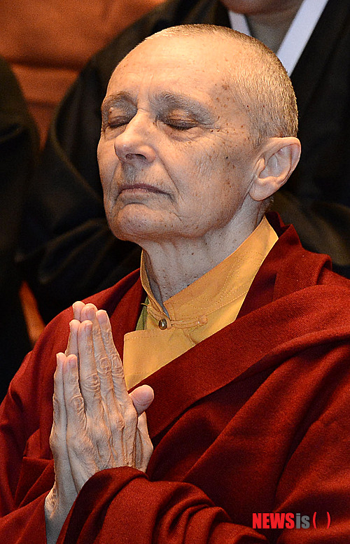 【서울=뉴시스】홍찬선 기자 = 영국태생 티베트 승려 텐진빠모 스님이 10일 오후 서울 종로구 한국불교역사문화기념관에서 열린 초청 대법회에 참석해 합장을 하고 있다. 2013.11.10.&nbsp; mania@newsis.com 