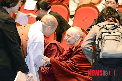 【서울=뉴시스】홍찬선 기자 = 영국태생 티베트 승려 텐진빠모 스님이 10일 오후 서울 종로구 한국불교역사문화기념관에서 열린 초청 대법회에 참석해 참석자들과 인사를 하고 있다. 2013.11.10.&nbsp; mania@newsis.com 