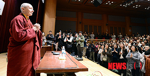 【서울=뉴시스】홍찬선 기자 = 10일 오후 서울 종로구 한국불교역사문화기념관에서 영국태생 티베트 승려 텐진빠모 스님 초청 대법회가 열리고 있다. 2013.11.10.&nbsp; mania@newsis.com 