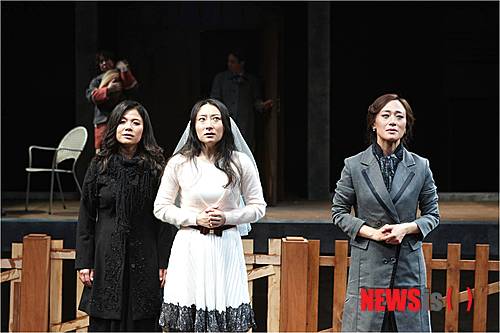 【서울=뉴시스】연극 '세 자매'