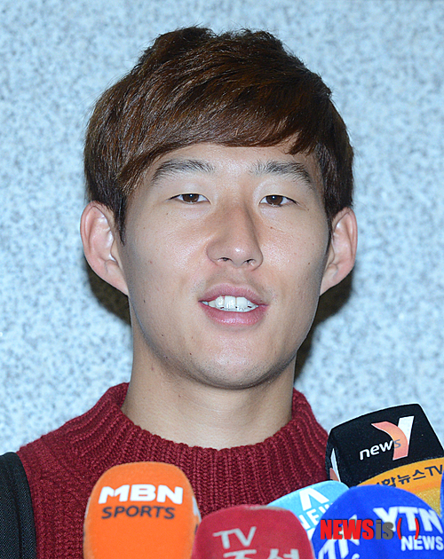 【인천공항=뉴시스】박상훈 기자 = 유럽 빅리그에서 한국 선수 최초로 해트트릭을 기록한 손흥민이 11일 오전 인천공항을 통해 입국, 인터뷰를 하고 있다.&nbsp; 손흥민은 지난 9일 독일 레베쿠젠 베이아레나서 열린 함부르크와의 2013-14시즌 분데스리가 12라운드에서 해트트릭과 1도움으로 레버쿠젠의 5-3 승리를 이끌었다.&nbsp; 축구대표팀은 오는 15일 서울 상암동 월드컵경기장에서 스위스와 평가전을 앞두고 있다. 2013.11.11.&nbsp; hyalinee@newsis.com