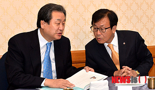 【서울=뉴시스】박동욱 기자 = 11일 오전 서울 여의도 국회 귀빈식당에서 열린 '모든 세대가 하나되는 세상, 국회 퓨처라이프 포럼 창립 기념식'에서 공동대표를 맡은 김무성 새누리당 의원과 원혜영 민주당 의원이 대화를 나누고 있다. 2013.11.11.&nbsp; fufus@newsis.com